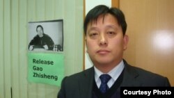 Luật sư Lưu Vệ Quốc cho biết ông sẽ tiếp tục thúc ép cảnh sát để được gặp thân chủ của ông, ông Hứa Chí Vĩnh, cho tới khi họ phải cho ông gặp