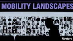 在中国深圳举行的2019年深港城市建筑双城双年展“城市之眼”的广告。(2019年12月23日)