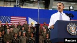 奥巴马总统在马尼拉对军人发表讲话。（2014年4月29日）
