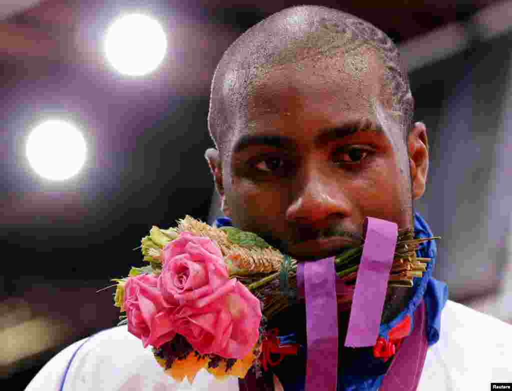 Teddy Riner, người Pháp, cầm bó hoa tại lễ trao tặng huy chương vàng môn Nhu đạo hạng trên 100 kilô ngày 3 tháng 8 năm 2012.
