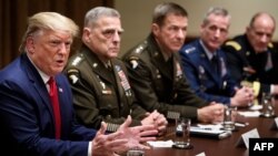 资料照:特朗普总统与参谋长联席会议主席米利将军以及其他军方将领。