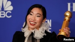 美国亚裔女演员林家珍(奥卡菲娜Awkwafina) 因出演“别告诉她”(The Farewell)赢得金球奖最佳女主角奖。(2020年1月5日)