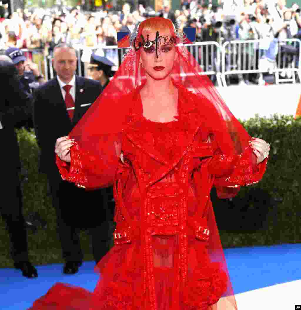 美国著名歌手凯蒂·佩里 (Katy Perry) 参加在纽约大都会博物馆举办的时装馆慈善晚会,庆祝"介乎其中的艺术"展览开幕(2017年5月1日)。被华人粉丝称为“水果姐”的凯蒂·佩里2015年在台湾表演时曾身披青天白日旗,下穿太阳花裙,这一事件引发了一些中国大陆舆论的不满。北京认为青天白日旗违反“一个中国”原则,而太阳花裙则被认为是支持反对《两岸服贸协议》的台湾太阳花学运。