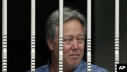 Giám đốc Công ty Specialty Medical Supplies Chip Starnes bị các công nhân Trung Quốc bắt làm con tin.