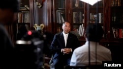 中国富豪商人郭文贵在纽约接受采访(2017年4月30日)。