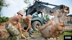 美国海军机动建筑营(“海蜂”部队)成员在柬埔寨柴桢省的一处小学修建厕所。(2017年1月9日)
