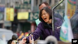 台湾民进党总统候选人蔡英文在新台北市举行的一次竞选活动中与支持者握手。(2016年1月15日)