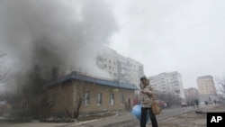 在乌克兰东部的马里乌波尔,房子在燃烧(2015年1月24日)