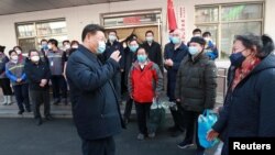 Chủ tịch Tập Cận Bình đi giám sát một cơ sở kiểm soát và phòng ngừa dịch bệnh tại Bắc Kinh vào ngày 10/2/2020.