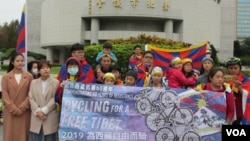 为西藏自由而骑的活动在台北市议会前举行记者会。 (美国之音张永泰拍摄)