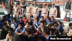 Hình tư liệu - Các thuyền viên Việt Nam trên 7 tàu cá bị cảnh sát Thái Lan bắt ở Nakhon Si Thammarat, Thái Lan.