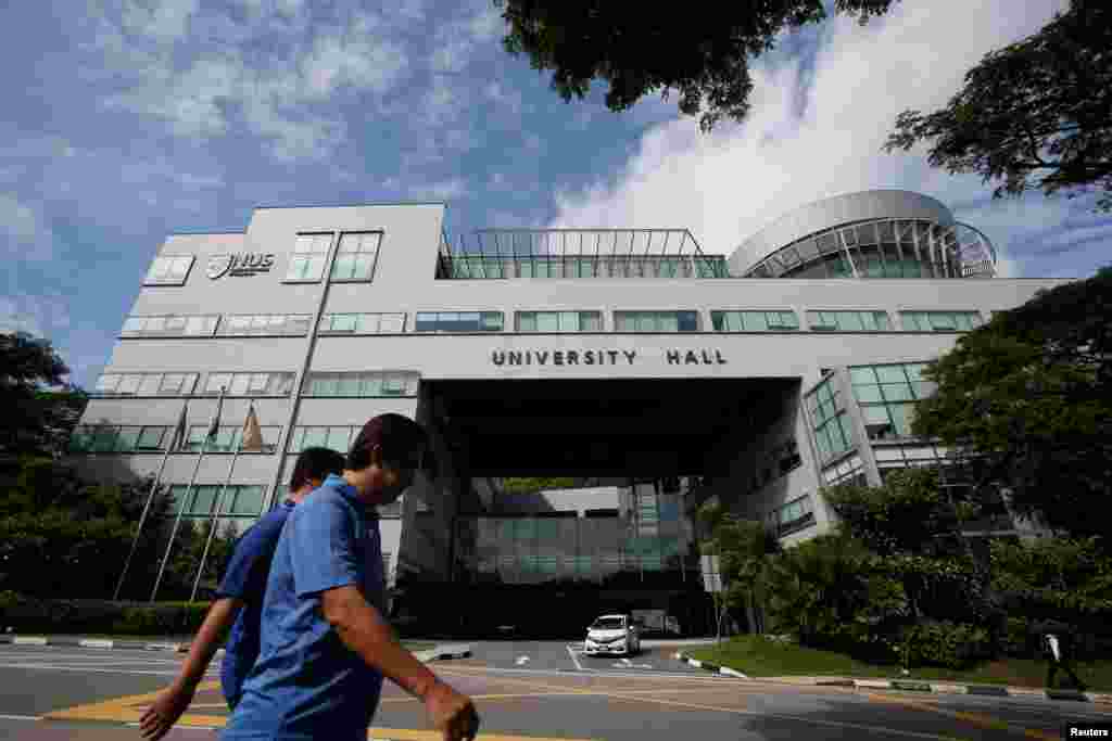 有人走过新加坡国立大学的 University Hall 大楼。曾为该大学李光耀公共政策学院学者的黄靖称新加坡政府的指控是“无稽之谈”。他在接受香港《南华早报》采访时说,将他称为外国代理人, “为什么他们不指明是哪个国家呢?美国还是中国?”