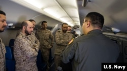 美国海军资料照片:分配入美国海军巡逻第5中队的战术协调员杨帆(右,译音)上尉2018年3月1日在P-8A“海神”反潜飞机上向沙特皇家海军人员展示飞机的系统。杨帆是2021年7月14日因串谋以欺诈手段向中国出口冲锋舟和引擎而被判处三年半监禁的上海轻风科技有限公司负责人葛松涛(译音)的同案被告。