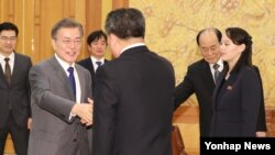 文在寅在青瓦台会见金与正(右)率领的朝鲜代表团(韩国联合通讯社)