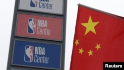 中国天津NBA中心外的中国国旗与NBA标识。(2019年10月10日)