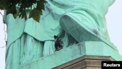 2018年7月4日，纽约自由女神像上的一名抗议者