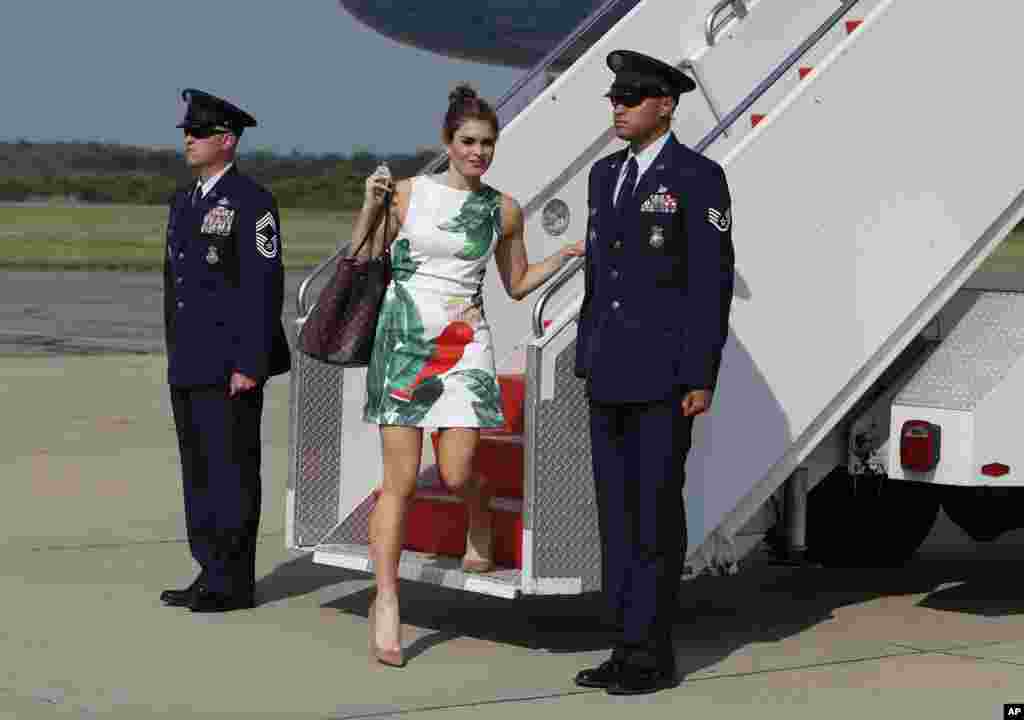 川普总统的助手霍普·希克斯(Hope Hicks)在美国新泽西州的莫里斯敦市政机场走下总统专机,她随川普和第一夫人同机抵达(2017年6月30日)。希克斯自从川普就任总统以来一直担任总统助手。 模特出身的希克斯在加入川普竞选团队之前没有任何政治经验。她在为川普的女儿伊万卡·川普经管的网络商店做过模特后,在2014年加入了“川普组织”。