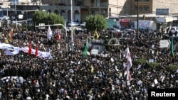 苏莱曼尼的遗体星期天(1月5日)运抵伊朗后数千人走上街头参加为其举行的纪念仪式。