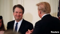 美国总统川普提名的最高法院大法官人选布雷特·卡瓦诺在白宫向川普总统微笑。(2018年7月9日)