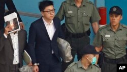 梁天琦(左二)6月11号前往高等法院听取对他的判决