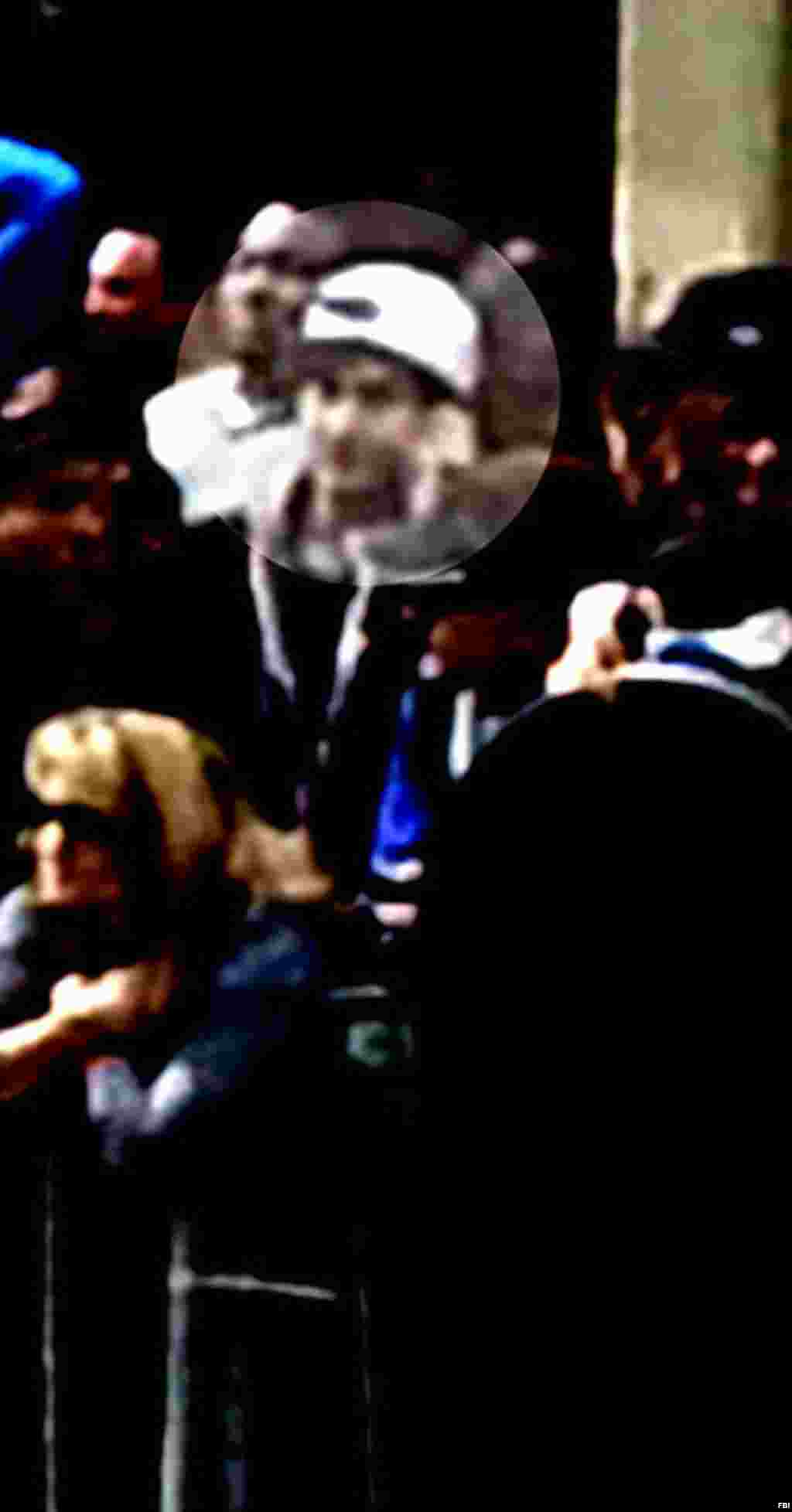 Nghi can 2 tay rờ tai, được khoanh tròn