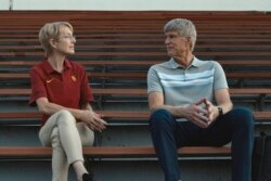 Angela Nicholas memerankan Donna Heinel (kiri) dan Matthew Modine memerankan William "Rick" Singer (kanan) dalam adegan film dokumenter "Operation Varsity Blues: The College Admissions Scandal." (Adam Rose / Netflix via AP)