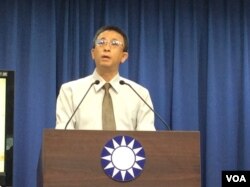 台湾中国国民党文传会副主委胡文琦2017年6月5日记者会 (美国之音记者申华 拍摄)