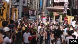 香港几十万市民在香港回归17周年纪念日走上街头参加一年一度的七一大游行要求真普选。(美国之音海彦拍摄 2014年7月1日)