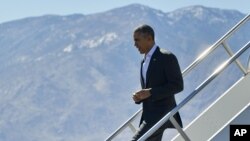 Tổng thống Barack Obama bước xuống chuyên cơ Air Force One khi đến Sân bay Quốc tế Palm Springs, ngày 12 tháng 2, 2016 ở Palm Springs, California.