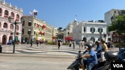 澳门特首选举将于周日举行,全澳门人流最多的旅游热点议事亭前却找不到半点跟选举有关的文宣物品。(美国之音)