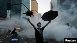 9月28日,占中抗议者在香港政府总部外面遭遇警方催泪弹的攻击。(路透)