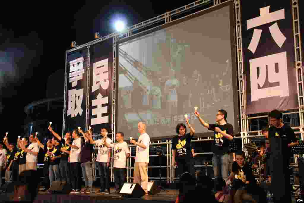 十万港人在维园举行纪念六四26周年烛光晚会(美国之音海彦拍摄)