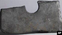 Họ đồng ý rằng những nét khắc này vẫn chưa đủ để được xem là một hệ thống chữ viết phát triển, nhưng ông Hứa nói chúng cho thấy có bằng chứng về từ trên hai miếng đá rìu vỡ. (Ảnh: AP)