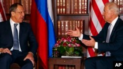 Ngoại trưởng Nga Sergei Lavrov và Phó tổng thống Mỹ Joe Biden (phải) hội đàm song phương tại Hội nghị Chính sách An ninh lần thứ 49 tại Munich, Đức, ngày 2 tháng 2, 2013.