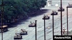 中国军队1989年6月5日派出坦克车沿着北京长安街向天安门方向行驶,途中遭到市民阻拦。