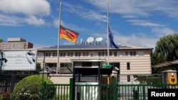 德国驻华大使贺岩(Jan Hecker)离世后,德国驻华大使馆前的德国和欧盟旗帜降半旗。(2021年9月6日)