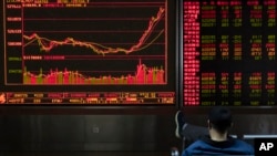 一名投资者在北京一家证券公司查看股票价格(2020年1月16日)。