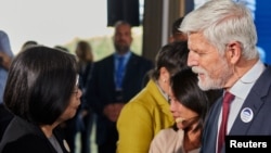 2024年10月14日,捷克总统帕维尔在布拉格欢迎台湾前总统蔡英文到访。(路透社照片)