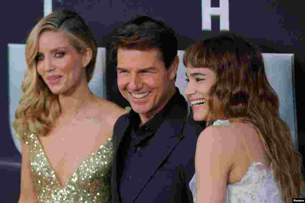 《新木乃伊》("The Mummy" ,又名《神鬼传奇》)的演员汤姆·克鲁斯, 安娜贝拉·沃丽丝 (左,Annabelle Wallis)和苏菲亚·波提拉参加该影片的纽约首映式(2017年6月6日)。《新木乃伊》6月9日开始在中国公映。