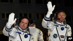 美国宇航员斯科特·凯利(左)和俄罗斯宇航员根纳季·帕达尔卡在宇宙飞船发射升空之前