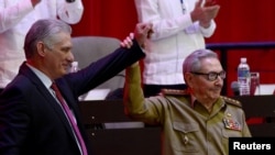 劳尔·卡斯特罗2021年4月19日将党中央第一书记的最高职位交给了总统迪亚斯·卡内尔(左) (路透社)