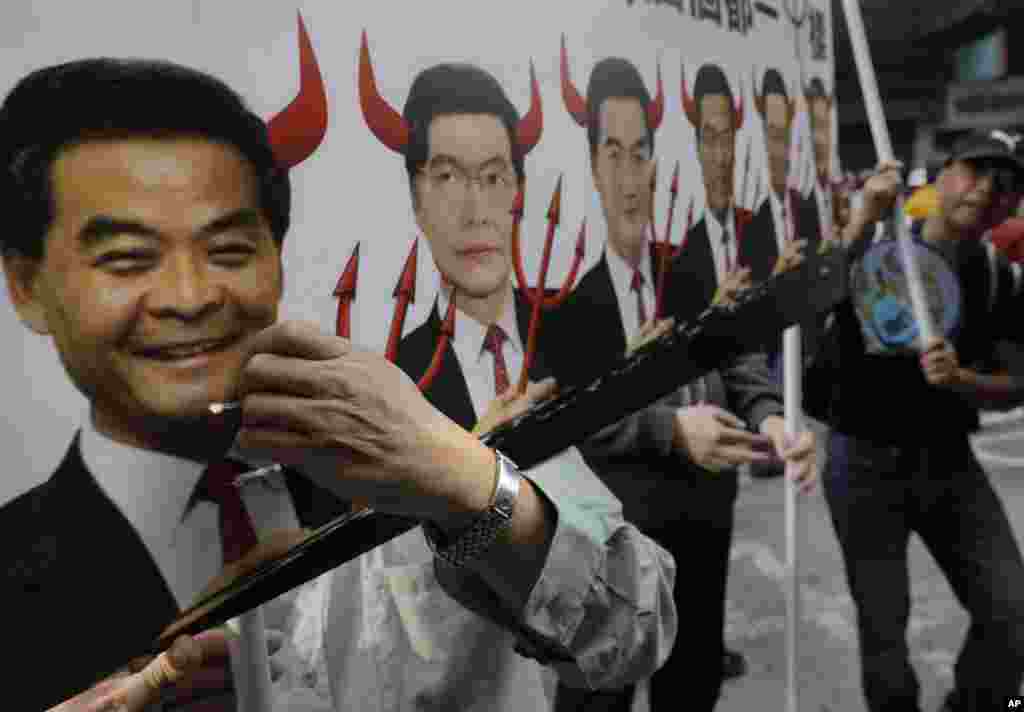 有示威者举着妖魔化香港特首梁振英的图像 (2017年1月1日)