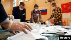 俄罗斯圣彼得堡一个投票站的工作人员2020年7月1日在点算修宪投票结果(路透社)