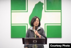 台湾总统蔡英文11月21日在民进党第18届第15次中常会后讲话(照片来源:民进党)