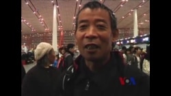 陈光诚的哥哥和母亲登机离开中国启程赴美  陈光诚的哥哥和母亲登机离开中国启程赴美