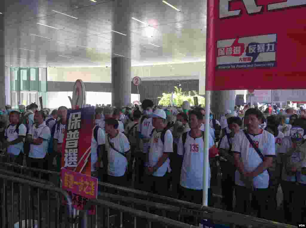 香港立法会否决2017年特首选举方案(美国之音海彦拍摄)