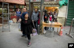 2017年11月4日,中国西部新疆地区喀什,居民经过安全检查点。