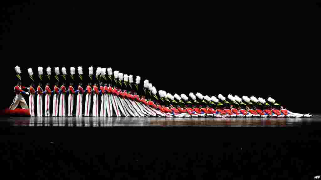 火箭女郎舞蹈团表演《胡桃夹子》中的《木制玩具兵游行》(2015年)。每年圣诞节前后,无线电音乐厅会推出应景的圣诞节舞台表演节目,吸引来自全球慕名而来的观众前往欣赏。