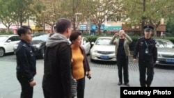 上海冯正虎的助选人遭警察盘查带走(网络图片)