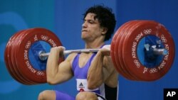 2004年雅典奥运会上参加94公斤级举重比赛的沙欣·纳斯里亚尼。(资料照)
